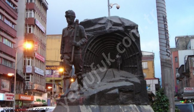 1 Mayıs kutlaması madenci anıtı önünde