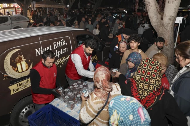 Mersin Büyükşehir'den Kadir Gecesi'nde lokma ikramı