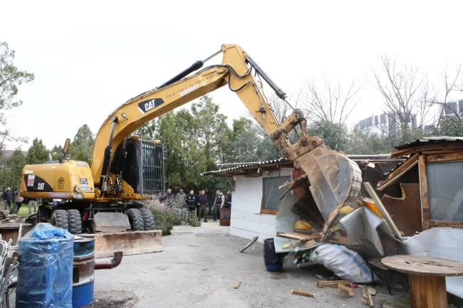 Bursa Nilüfer'de kaçak barakalar yıkıldı
