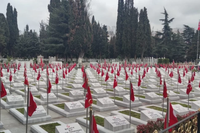 Trabzon'da Büyükşehir mezarlıkları bayrama hazırladı