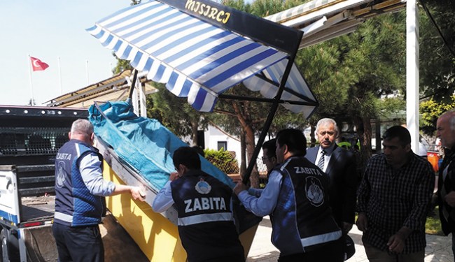 Başkan Posbıyık talimat verdi.. Sahil seyyar işgalinden temizlendi..