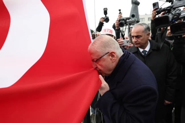 Bakan Güler, şanlı sancağı Çanakkale'de göndere çekti