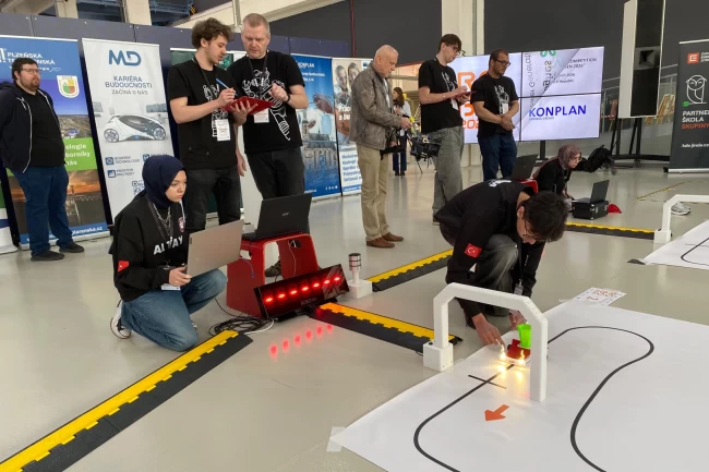 Bursalı öğrencilerden Çekya'da robotik başarısı