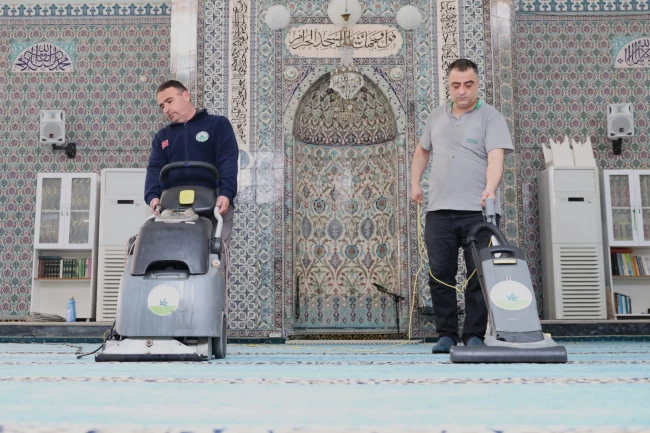Bursa Osmangazi'de camilerde bayram temizliği