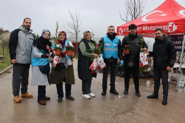 İzmit Belediyesi mezarlıklar için binlerce fide dağıttı