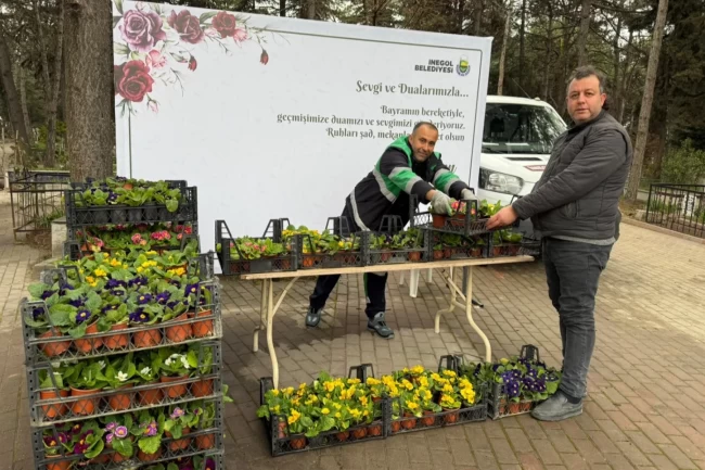 Bursa İnegöl'de mezarlıklar çiçek bahçesine büründü