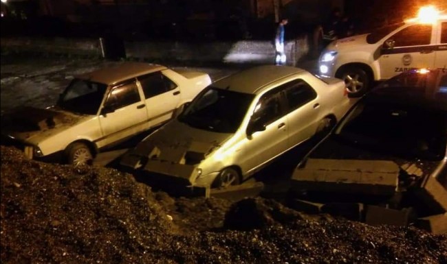 Son Dakika.. Duvar çöktü, araçlar altında kaldı..