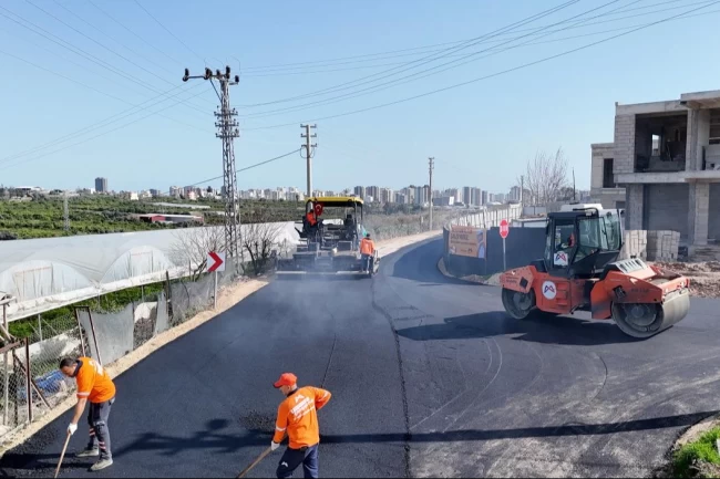 Mersin Büyükşehir'den Mezitli'de sıcak asfalt atağı