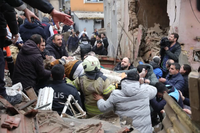 Fatih'te son durum: 1 Ölü, 10 yaralı!