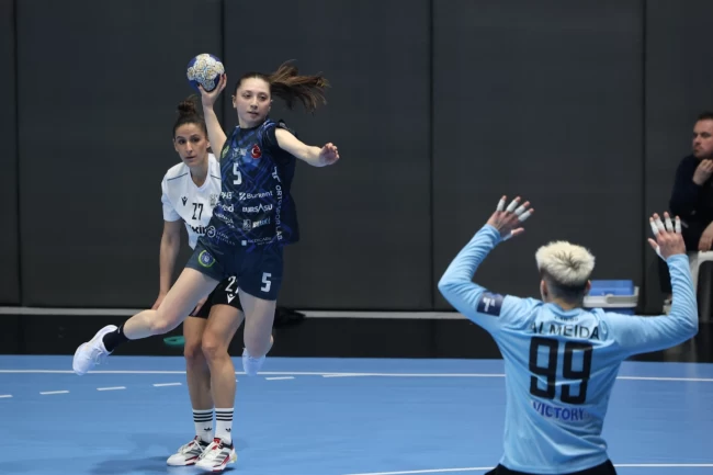 Bursalı kadın hentbolcular Avrupa'da yarı final için avantajı kaptı