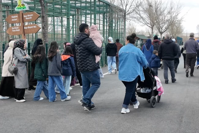 Kayseri'de hayvanat bahçesinde bayram yoğunluğu