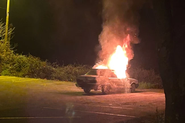 Akçakoca'da park halindeki araç alev alev yandı