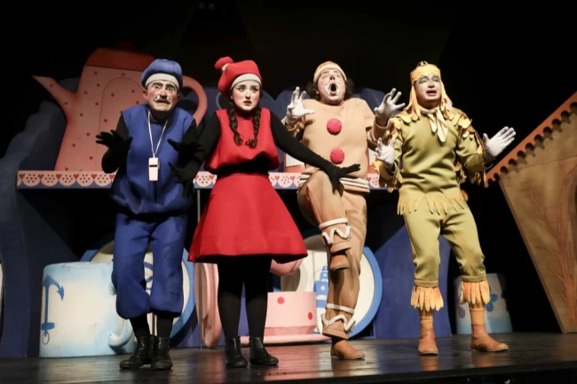 Mersin'de "Bisküvi Adam" oyunu Silifkeli miniklerle buluştu