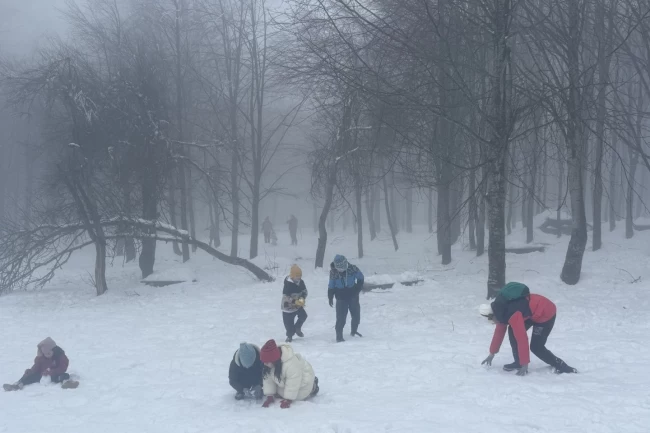 Kocaeli Kuzuyayla'da bayram sevinci karla buluştu