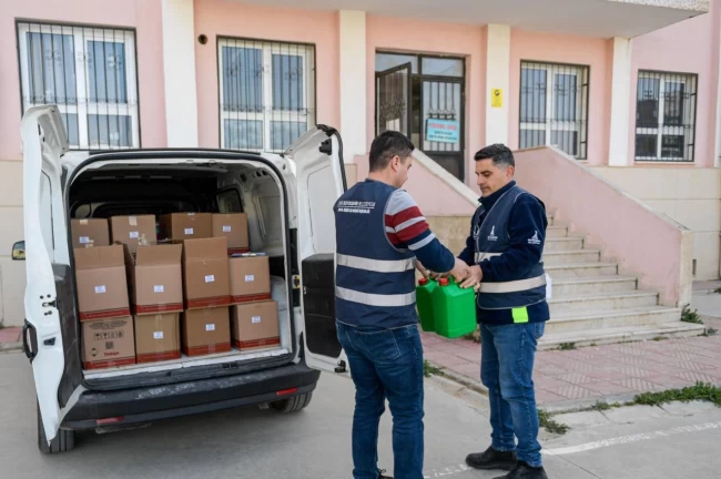 İzmir'de okullara hijyen desteği sürüyor