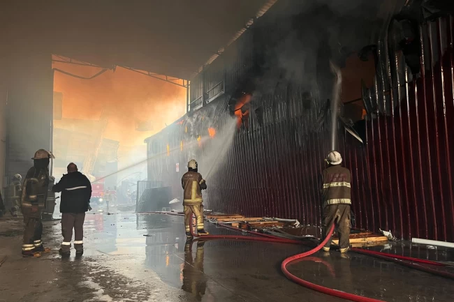 İzmir Buca'da sanayi yangını: 7 iş yeri zarar gördü