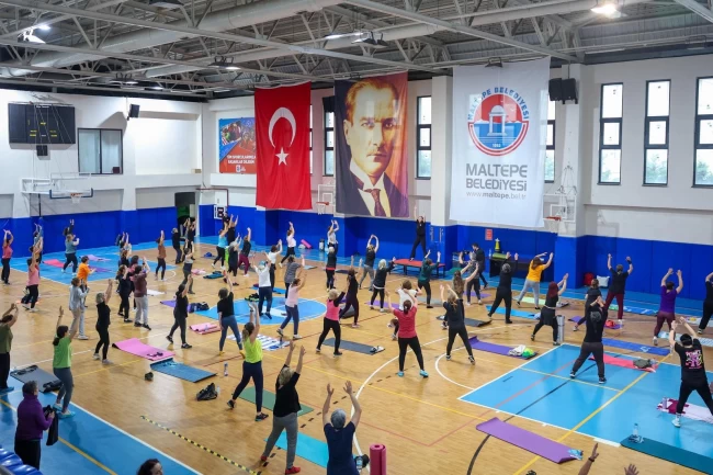 İstanbul Maltepe'de Köymen, spor yapan kadınlarla buluştu