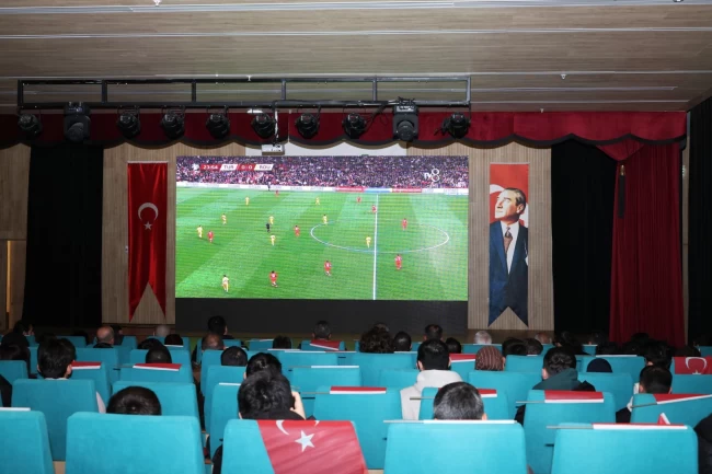 Bursa Osmangazi'de dev ekranda milli coşku