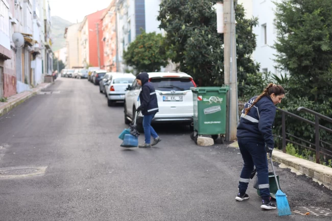 İzmir Karabağlar ‘da temizlik çalışmaları tüm mahallelere yayılıyor