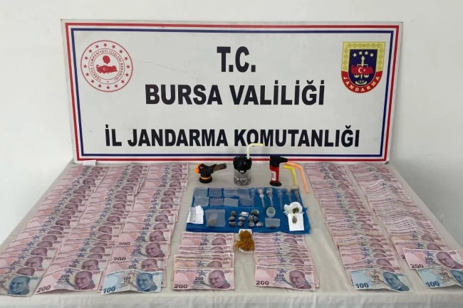 Bursa'da araçtaki zuladan çok sayıda madde çıktı