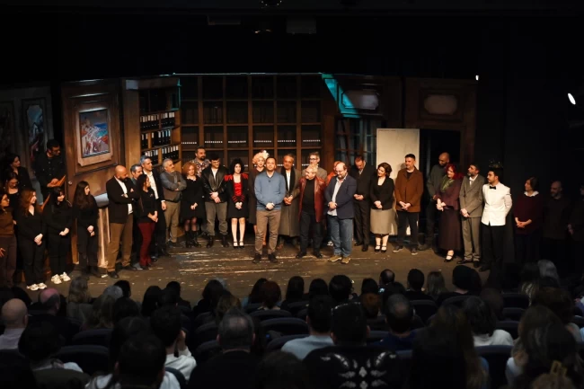 İzmir Bornova'da tiyatroya alkış