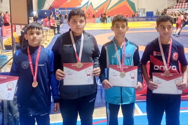 Ağrılı genç güreşçiler Muş'ta zirve yaptı