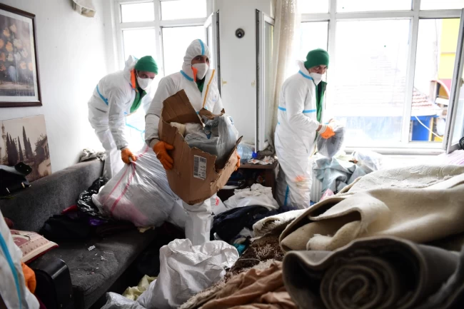 Bursa Osmangazi'den Kayıhan'daki çöp eve müdahale