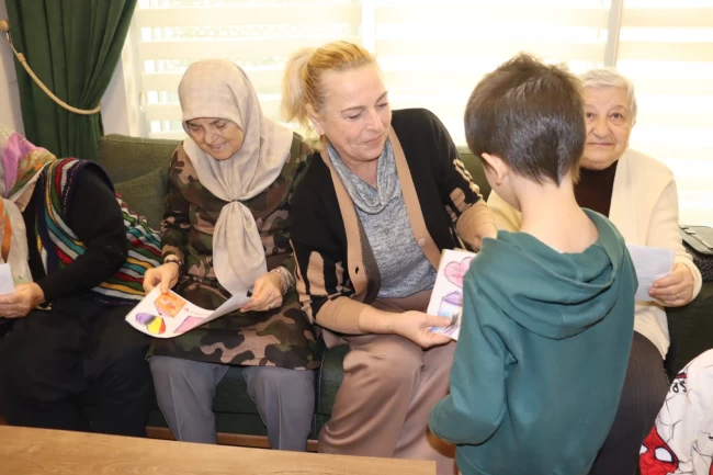 Kocaeli'de İzmitli miniklerden yaşlılar haftasında anlamlı ziyaret