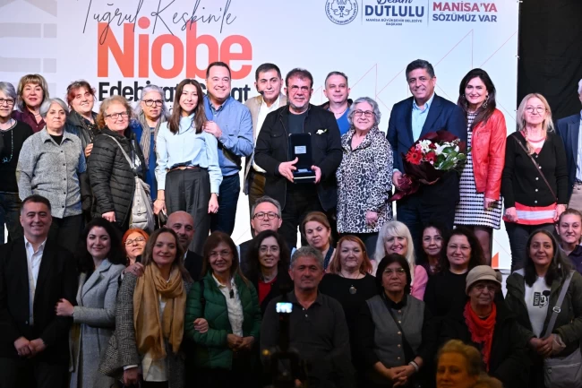 Manisa'da Nebil Özgentürk, Niobe Söyleşileri'nde sanatseverlerle buluştu