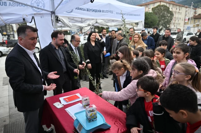 Manisa'da atık piller toplanıyor, fidanlar toprakla buluşuyor