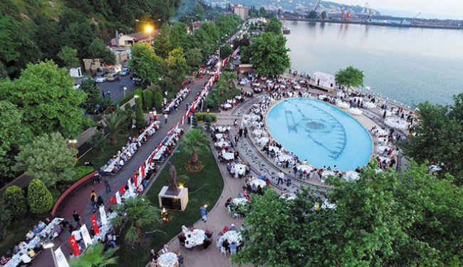 Ereğli halkı, belediyenin iftarında buluştu..