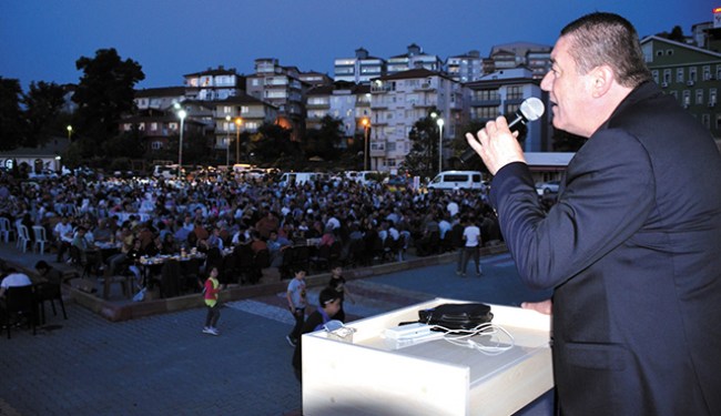 Binlerce insan aynı sofrada oruçlarını açtı