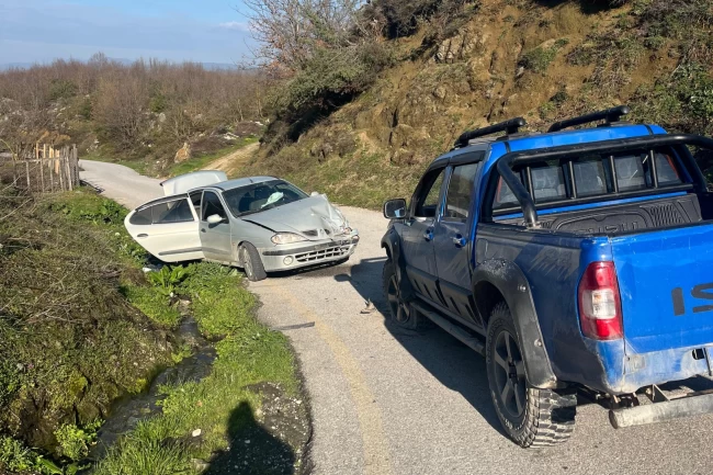 Düzce'de iki aracın çarpıştığı kazada 3 kişi yaralandı