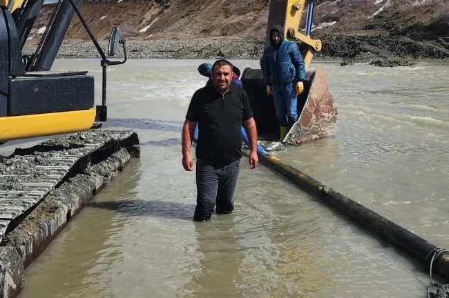 Ağrı'da Muhtar Yavuz Özen'in girişimiyle su hattı onarıldı