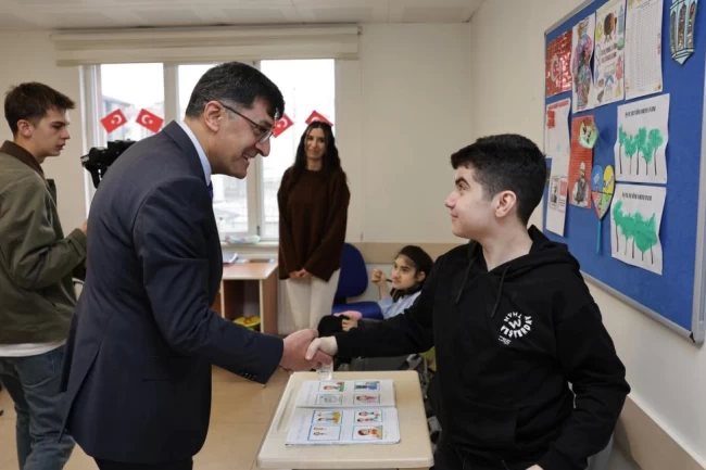 Kütahya'da Başkan Kahveci'den 'özel eğitim' ziyareti
