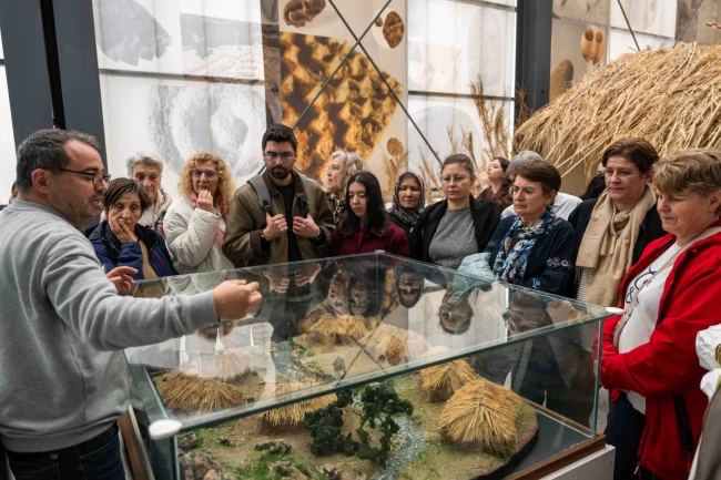 İzmir Bornova'da "Dijital Torun" köprüsü