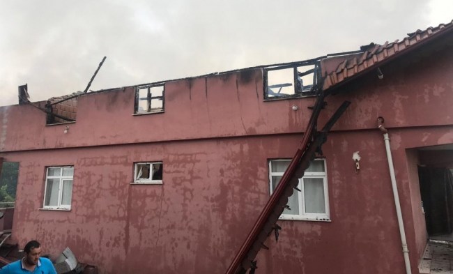 Meclis Üyesinin evine yıldırım düştü!