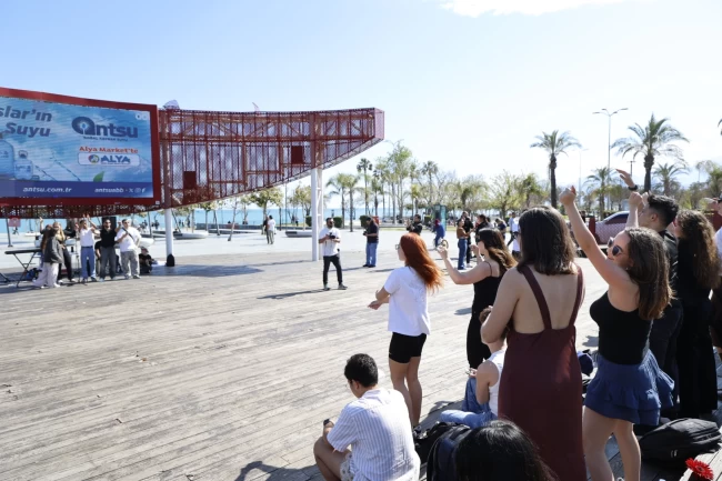 Erasmuslu gençlerden Antalya'da mini konser