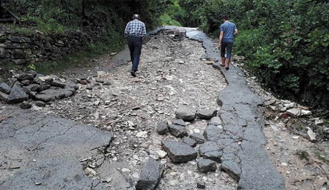 Hacıuslu'da yollar çöktü, köprüler yıkıldı!..