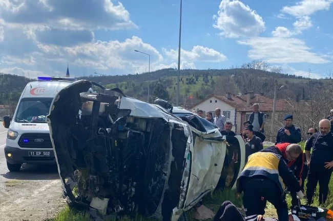 Bilecik Pazaryeri'nde korkutan kaza: 2 yaralı