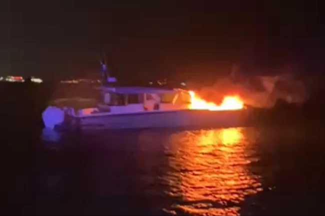 Kadıköy'de tekne yangını: 4 kişi kurtarıldı