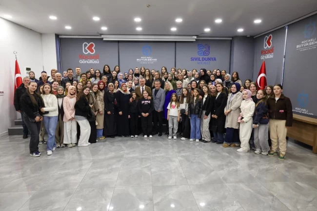 Kocaeli'de Başkan Büyükakın'dan soydaş öğrencilere misafirperverlik