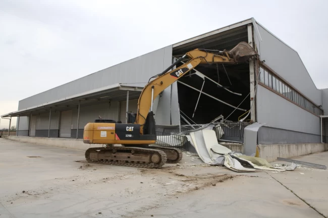 Bursa Nilüfer'de 4 bin metrekarelik kaçak depo yıkıldı