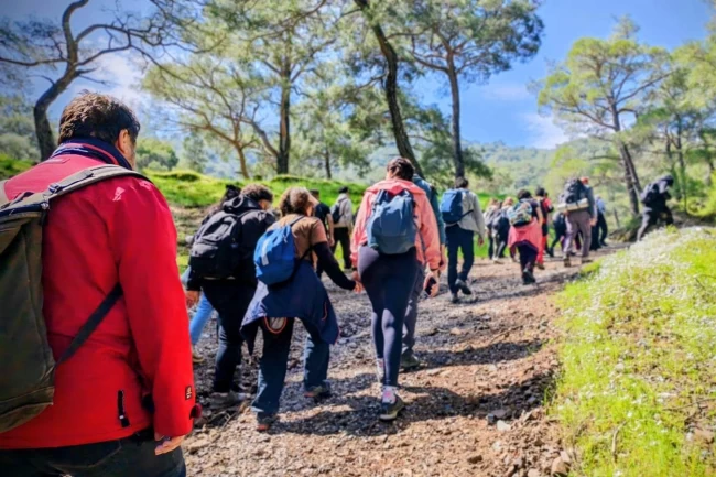 İzmir'de Efes Mimas Yolu'nda bahar yürüyüşü