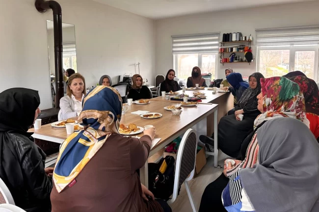 Sakarya Büyükşehir'in "Kadın Kadına" projesi 16 ilçede sahada