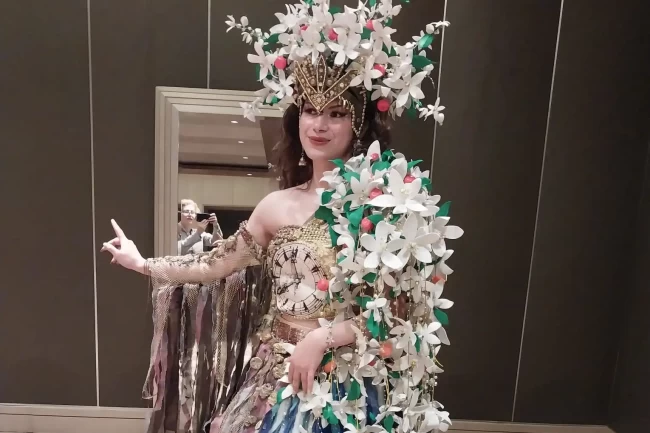 Adana'da Uzunköprü rüzgarı... Moda tasarımcısı Güzin Vardar Türkiye birincisi oldu