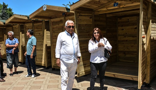 Posbıyık, sahilde takı tezgahlarını gezdi.