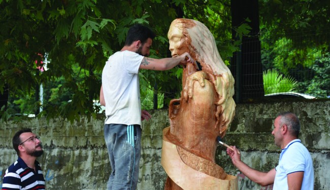 Dört heykel sahil bandında yerini buldu