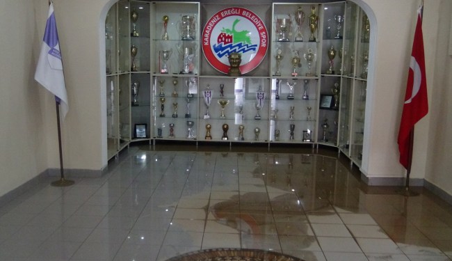 Kışla spor tesislerini su bastı