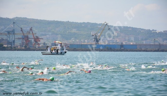 350 Yüzücü yarıştı